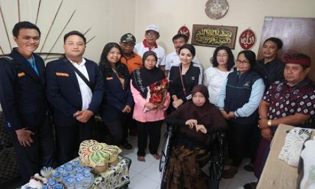 PEMBERIAN BANTUAN KURSI RODA UNTUK WARGA DESA TEGAL HARUM