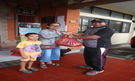 Pemberian Bantuan Untuk Pengungsi Karangasem