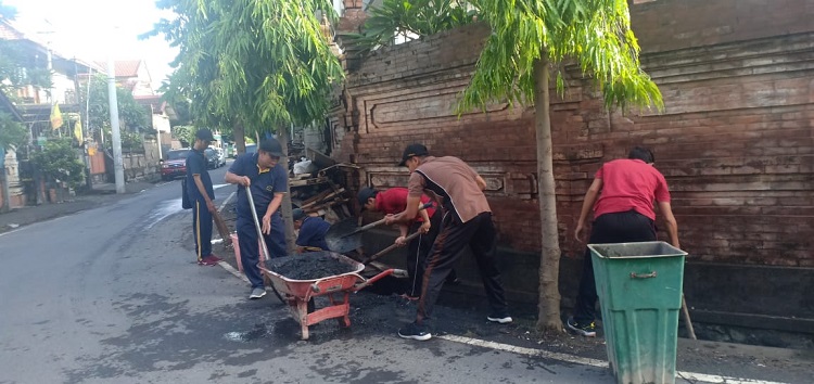 Jumat Bersih di Lingkungan Kantor Desa Tegal Harum