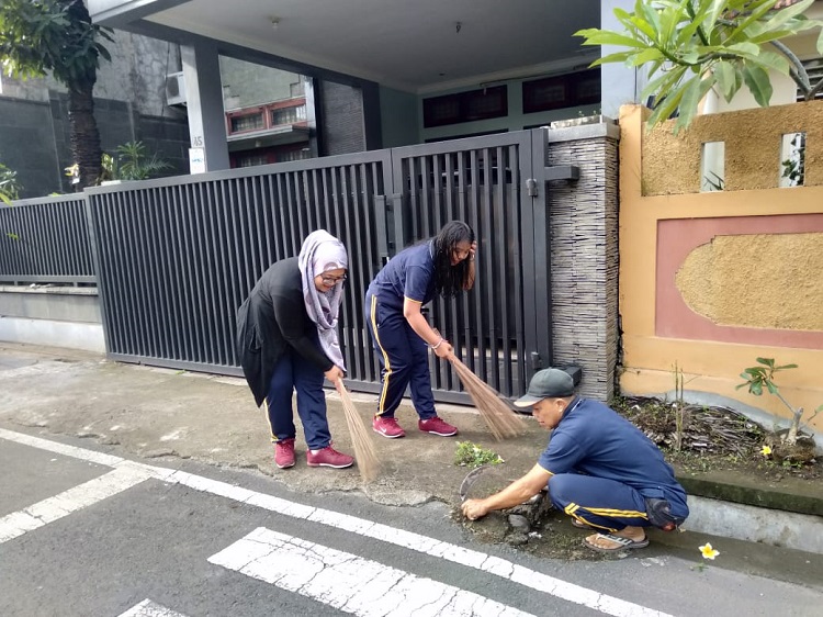 Jumat Bersih di Lingkungan Kantor Desa Tegal Harum