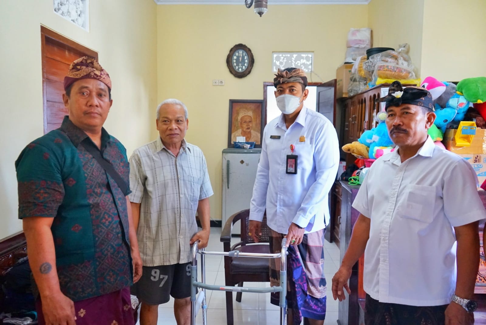 PEMBERIAN BANTUAN ALAT BANTU JALAN KEPADA WARGA YANG MEMBUTUHKAN
