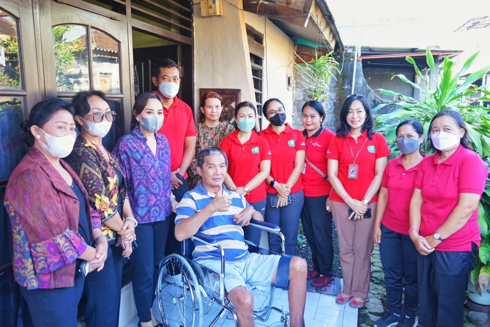 PENYERAHAN BANTUAN KURSI RODA BAGI WARGA DISABILITAS
