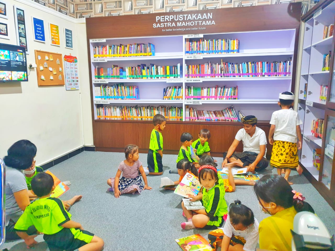 Tingkatkan Literasi Anak Sejak Dini, Anak-Anak PAUD KB-TK Kumara Widya Kunjungi Perpustakaan Sastra Mahottama