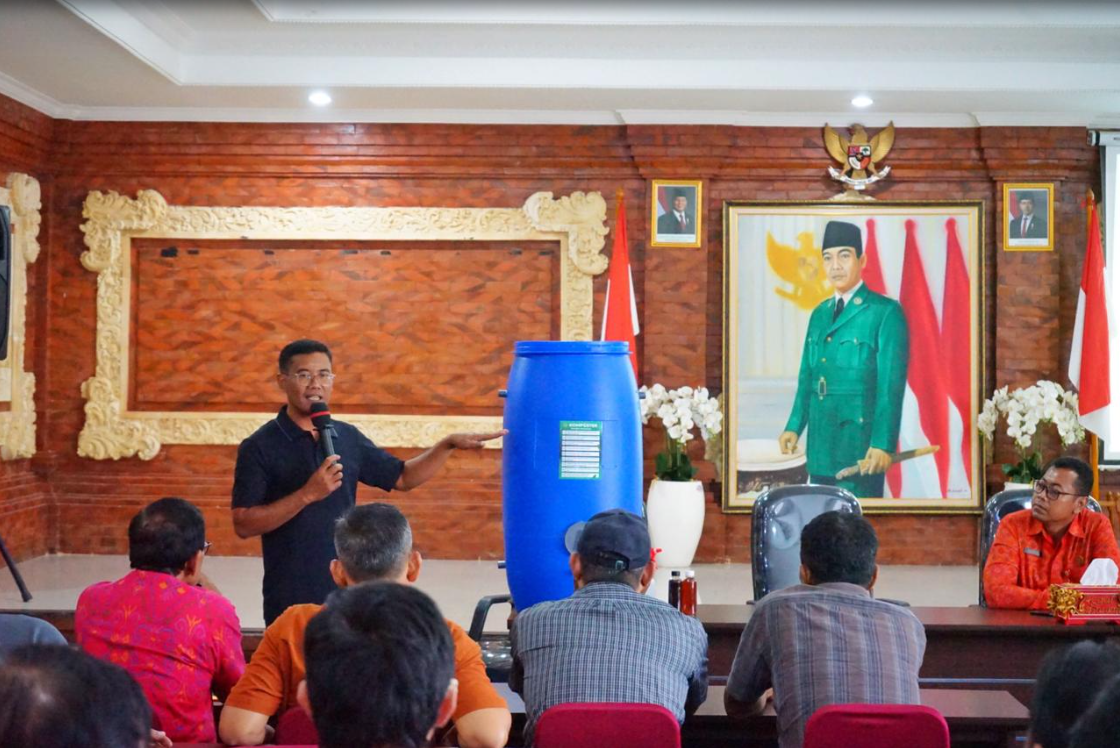 Berdayakan Masyarakat Kelola Sampah Rumah Tangga Secara Mandiri, Pemerintah Desa Tegal Harum Adakan Sosialisasi dan Bagikan Tong Komposter