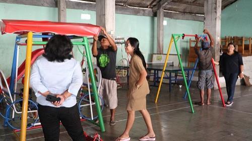 Pemberian Mainan Bemain Anak Ke Seluruh Banjar Di Desa Tegal Harum